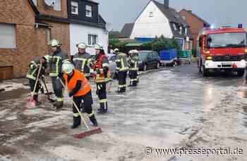 FW-WRN: TH_1 - LZ1 - Schlamm und Wasser auf der Strasse
