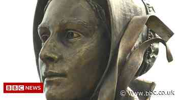 Mary Anning: Lyme Regis fossil hunter's statue unveiled