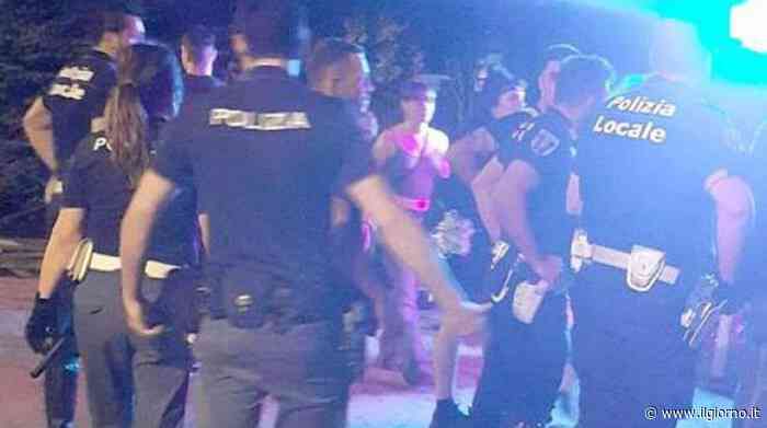 Monza, festa abusiva ai giardinetti di via Visconti: sgomberati 150 ragazzi - IL GIORNO