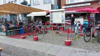 Verkehr in Husum: Gastro-Betrieb vereinnahmt die Fahrradbügel auf der Schiffbrücke – Verwaltung sucht nach Lösung | shz.de - shz.de