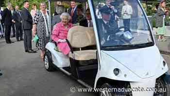 Queen attends Chelsea Flower Show in buggy - Western Advocate