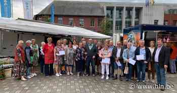 Winnaars Maand van de Markt in Ichtegem kregen hun prijs - Het Laatste Nieuws