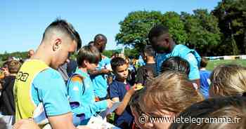 Le FC Lorient, en entraînement à Ploemel, a rencontré des jeunes footballeurs de l'ES Ploemel - Le Télégramme