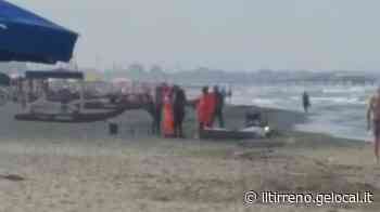 Tragedia in Versilia, trovato morto all'alba sulla spiaggia: c'è una pista sull'identità - Il Tirreno