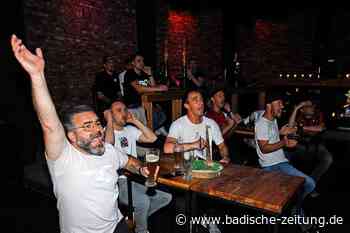 Beim Public Viewing im Fröhlichs Lahr lassen die SC-Freiburg-Fans die Köpfe hängen - Lahr - Badische Zeitung
