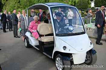 Queen uses buggy to visit Chelsea Flower Show - Dudley News