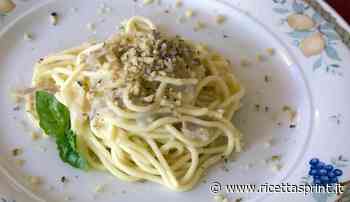 Spaghetti con crema di cacio e granella di noci, un pratico e gustoso pranzetto pronto in 10 minuti - RicettaSprint