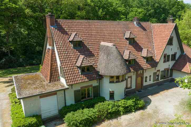 Leven als God in Frankrijk, maar vlakbij: voor 1,3 miljoen euro is deze Normandische villa met groot parkdomein van u