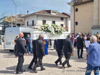 L'abbraccio commosso di Avezzano alla famiglia di Chiara Ambrosi: ai funerali chiesa gremita di amici e parenti - MarsicaLive