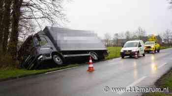 Vrachtwagen in de sloot, N373 gestremd bij Roderesch (video) | 112Marum.nl - 112Marum