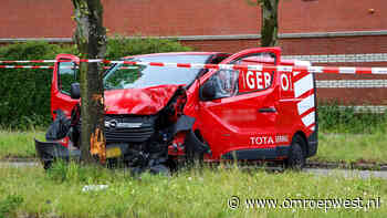 112-nieuws | Bestuurder gewond na botsing tegen boom - Olie op N44 door kapotte vrachtwagen - Omroep West