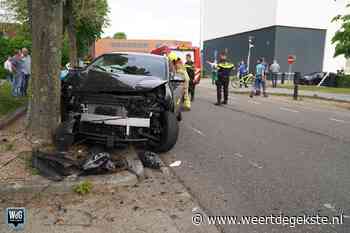 Op hol geslagen auto bij parkeerplaats SJG botst tegen (slag)boom - Weertdegekste.nl