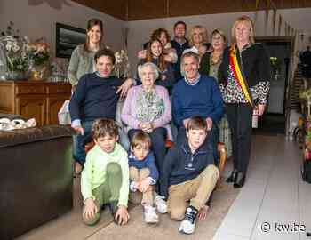 100-jarige Maria Snauwaert bij haar thuis in Zedelgem in de bloemen gezet - KW.be