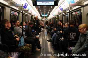 Elizabeth Line: Thousands travel on the first passenger service