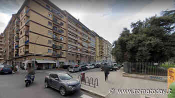 Il ladro d'appartamento che scappa da una finestra e si rompe una gamba