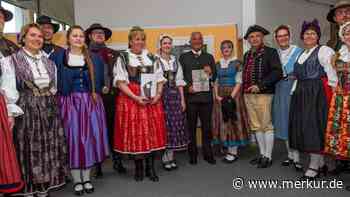 Egerländer Gmoi aus Geretsried bei Auszeichnung der Egerländer Tracht als „Tracht des Jahres 2022“ - Merkur.de