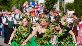 Sommerkarneval der Ernscher Käskäpp: Viele Gruppen ziehen durch den Moselort - Rhein-Zeitung