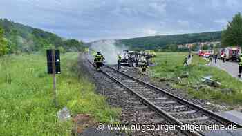 Zug prallt mit Bus zusammen – mehrere Menschen bei Unfall nahe Blaustein verletzt