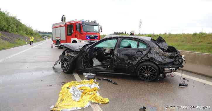 Auto überschlägt sich bei Starkregen mehrfach: Fahrer stirbt