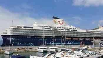 Crociere e bagnanti: assaggio d'estate a Salerno, erba "parzialmente curata" in piazza della Libertà - SalernoToday