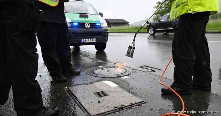 Zur Sicherheit: Vor G7-Gipfel werden Gullydeckel verklebt