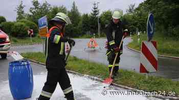 Fahrzeug verliert Farbeimer während Fahrt in Aschau am Inn - Feuerwehr gefordert