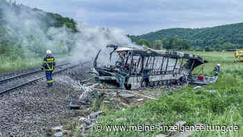 Zug rast in Bus: Polizei nennt neue Details zu BaWü-Unfall - Stau nach anderem Unfall ging voraus