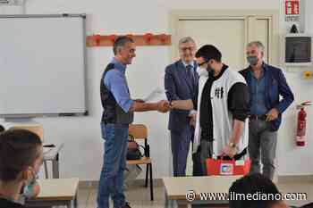 Pomigliano D'Arco, all'ITIS Barsanti gli studenti firmano il contratto di lavoro prima del diploma - ilmediano.com