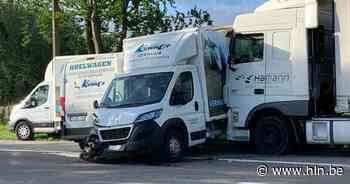 Vrachtwagenchauffeur wordt onwel: Autoverhuurbedrijf verliest drie bestelwagens bij één ongeval - Het Laatste Nieuws