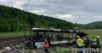 Zug kollidiert nahe Ulm mit Linienbus - Bilder vom Unfallort - Schwäbische