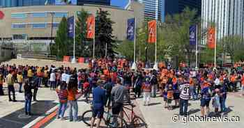 Hundreds of fans pack Churchill Square for Edmonton Oilers community rally