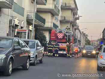 Giarre, si staccano dal tetto di un palazzo frammenti di pietra. Intervento dei Vigili del fuoco - Gazzettinonline
