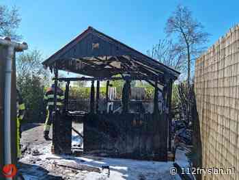 Felle brand verwoest chalet op camping in Oldeouwer - 112 Fryslân
