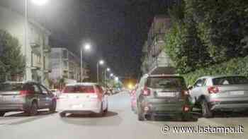 Corso Moncalieri, un chilometro selvaggio di parcheggi: auto in centro strada e liti nella notte - La Stampa