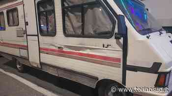 MONCALIERI - Pirati della strada finiscono contro un camper e poi scappano - TorinoSud