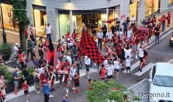 Saronno, festa Milan per le strade con bandiere e fumogeni. A Solaro e Cogliate anche i botti - ilSaronno