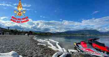 Gasolio nel lago di Garda: arrivano i pompieri - Trentino
