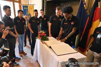 Niners tragen sich ins Goldene Buch der Stadt Chemnitz ein - freiepresse.de