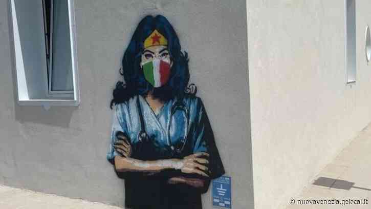 Street artist a Caorle, ecco la Wonder Woman anti Covid sul muro del Punto di primo intervento - La Nuova Venezia