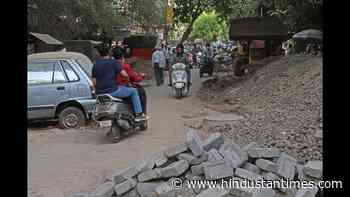 Dug-up lanes, daily traffic jams irk peth residents - Hindustan Times