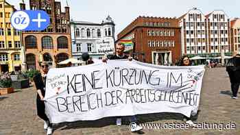 Stralsund: Langzeitarbeitslose demonstrieren gegen Kürzungspläne - Ostsee Zeitung