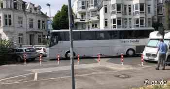 Neue Probleme durch neue Verkehrsführung: Reisebus fährt sich am Bonner Rheinufer fest - General-Anzeiger Bonn