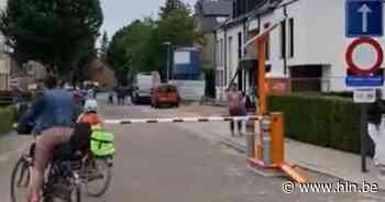 Slagboom weert verkeer 's ochtends uit Mgr. Cardijnstraat - Het Laatste Nieuws