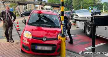 Wagen belandt tegen verkeerslicht na ongeval in Brugge - Het Laatste Nieuws