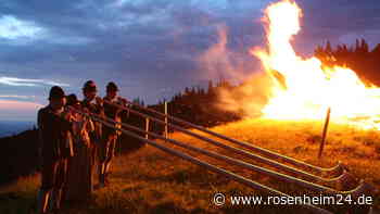 Mit Musik und großem Bergfeuer: traditionelle Sonnwendfeier auf der Kampenwand