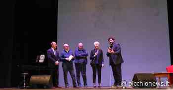 Pingitore e il Bagaglino a Matelica per beneficenza: donati 1400 euro alla casa di riposo - Picchio News