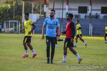 Luan Carlos testa formações do Brusque em treino no Olaria - O Município