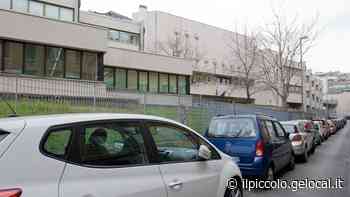 Cade un pannello dal controsoffitto della scuola Mauro di Trieste: nessun ferito - Il Piccolo