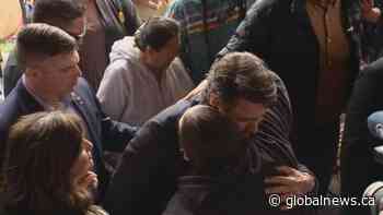 Trudeau gets mixed reaction at Kamloops memorial for ‘The Missing’ - Global News