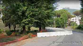 I cavi del mistero che tengono chiusa a metà una strada di Roma sud